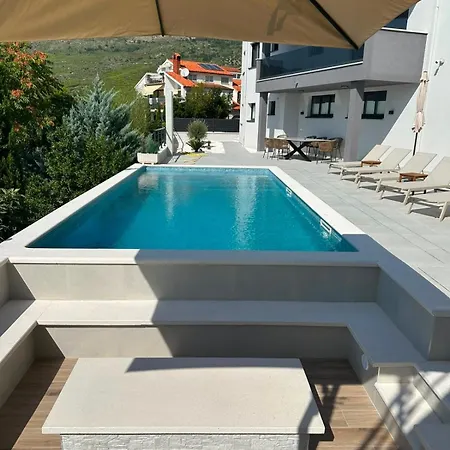 Blue Sunrise, With Pool,terace & Stunning Views Apartment Podstrana